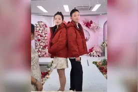 谢浩男带货羽绒服与大妹现场展示走秀 海军与大妹走秀竟然害羞了