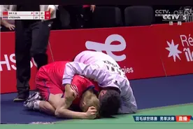 21-18锁定金牌！勇夺世锦赛男单冠军，石宇奇跪地痛哭太不容易了