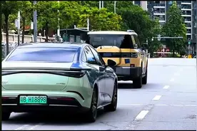 方程豹钛7亮骚黄：回头率爆表，街拍党集体高潮！