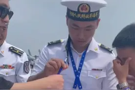 郭晶晶参观山东舰成粉丝见面会，连士兵都要合影签名足见影响力大