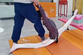 舞蹈生练一字马有多苦？老师踩压拉伸，痛到尖叫流泪