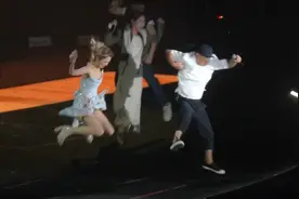 薛凯琪重庆演唱会嘉宾侧田合唱《鲜花》兔子警官兔子跳，全场尖叫