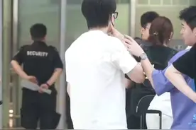 澳门之行欢乐开启，王楚钦林诗栋一路嬉闹超亲近！