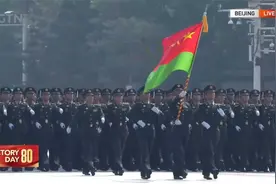 陆军方队与武警方队劈枪 真帅啊