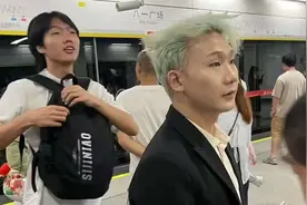 王源演唱会惊现黑粉王扁，在现场被女粉丝骂，足见其内心足够强大