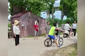 到底是谁给的权利？吉安县河边游泳，被一群村民大妈要求收费！视频封面