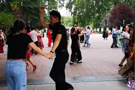实拍郑州人民公园一群人跳双人舞，长期这样会不会发生什么呢视频封面
