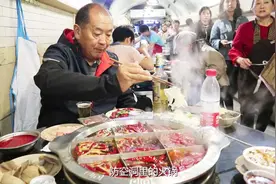 山东大叔重庆防空洞吃火锅，排队一个小时，180元2人大呼真过瘾视频封面