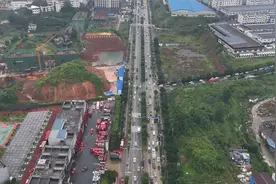 预计出现253米洪峰水位！航拍贵州榕江撤离现场：车辆有序驶出视频封面