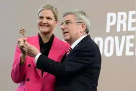 考文垂与巴赫拥抱！接过荣誉象征的金钥匙，正式上任奥委会主席