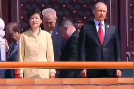 2015年9月3日，多国友人站在天安门城楼观看大阅兵，场面十分罕见视频封面