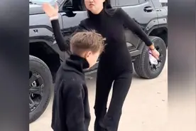 姑姑教训侄子，上去就打，妈妈在一旁不敢阻拦，网友惊呆了…