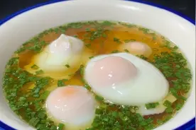 水煮荷包蛋原来这么简单，不散花无白沫，个个圆溜溜的，特别滑嫩