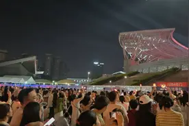 虽然没有抢到票，外面也一样很震撼＃张杰演唱会