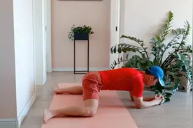 睡前青蛙趴30秒，腰酸背痛全溜走，懒人必学！