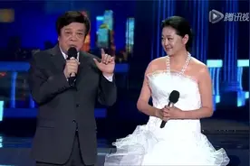 难怪称倪萍是央视最高标准！看她主持栩栩如生，一颦一动温婉动人视频封面