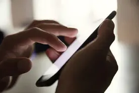 一碰手机就跳转广告？这个乱象应彻底整治 你是否有过...图片