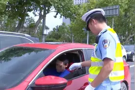 交警提醒：车辆未年检、无证驾驶、驾驶证过期，将被查出来图片
