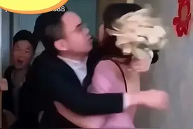 新娘婚礼中撞见新郎与伴娘亲密瞬间，新娘应该怎么办？图片