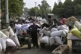 80年代，每个公社都有一个粮站，这里储存的都是农民交上的公粮图片