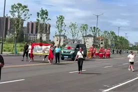 锣鼓喧天！江西一男孩考上了清华，网友：这是我见过最帅的状元郎图片