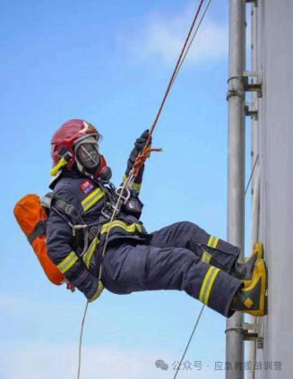 沿安全绳下滑撤离技术