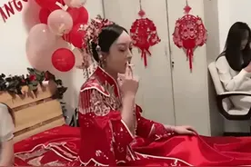 安徽，一位新郎和新娘结婚，婚礼当天，新郎来到新娘家图片