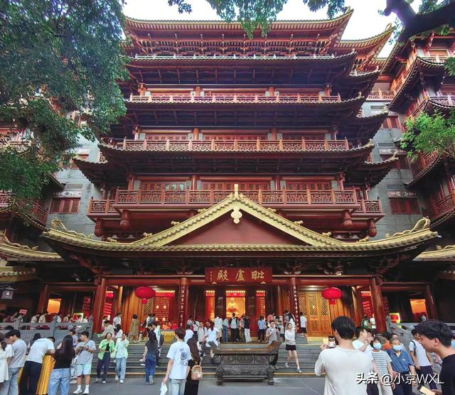 位于北京路旁的大佛寺，香客络绎不绝