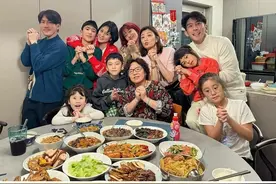 贾静雯母亲70大寿，三个女儿颜值不如妈妈，修杰楷遗憾没生儿子图片