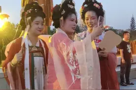 西安街头“妖精”多图片