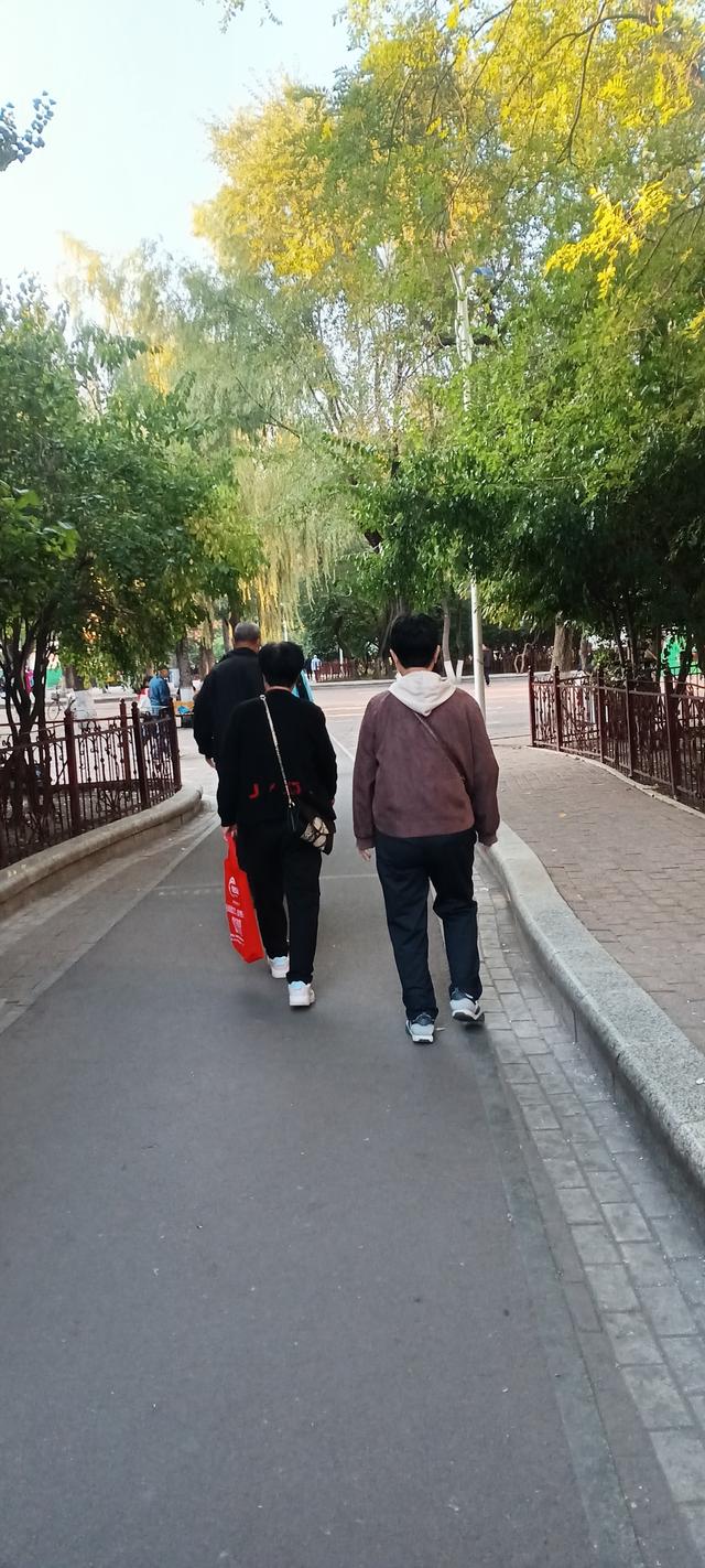 晚秋你穿什么衣服出门