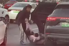 男子将妻儿拖出车外后续，男子后悔了，拖拽原因流出，...图片