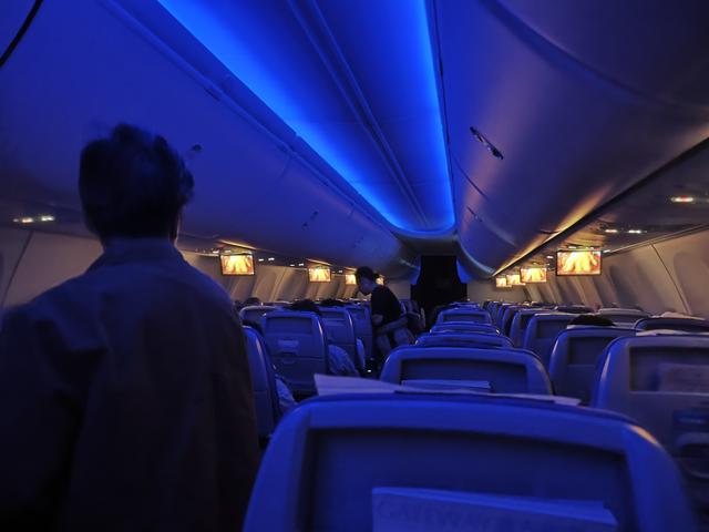 出游第一天，中午乘车去连云港，15时至午夜1时都是在飞机上渡过