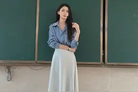 我坐在教室的角落，看着他们，我的班主任和校长。他们...图片