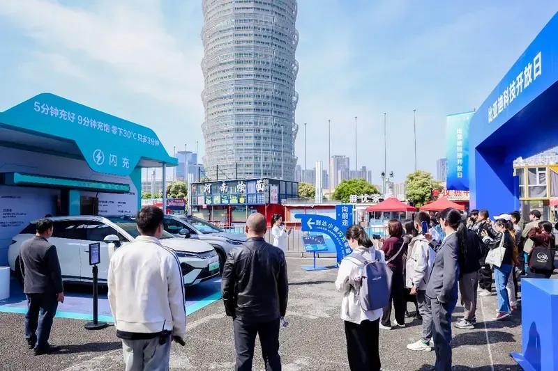 比亚迪_比亚迪E3车展品牌布局_比亚迪包馆高端战略