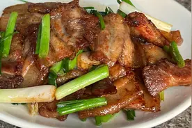 姜葱炒五花肉，出锅外香里嫩，肥而不腻，做法简单好吃又下饭