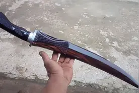 无业大叔自学打铁手艺，将锈钢板反复锻打1000次，成品太惊艳了视频封面