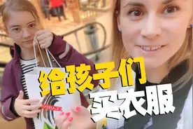 去商场给孩子买衣服 反季的款式特别便宜 看看孩子们喜欢吗？