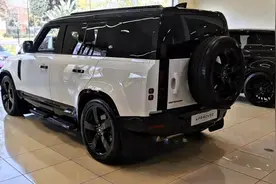 2025款路虎卫士110来了！标配四驱+空气悬挂，70万还要啥宝马X5视频封面