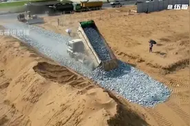 推土机铺石子路，这样的修路方式，简直不要太快.