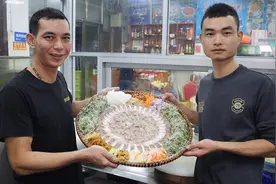 广西兄弟俩卖生鱼片，2000年历史只吃淡水鱼，称不怕寄生虫，牛！视频封面