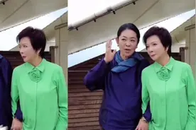 倪萍从楼梯摔下，腿部骨折休养三个月，恢复好后与蔡明一同出游