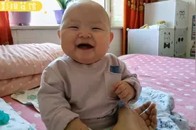 淇宝小时候最爱笑，一笑还露出两颗小牙，太可爱了！视频封面