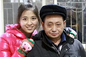 90年，重庆光棍捡到女弃婴，终生未娶供她读研，女孩是如何报答的