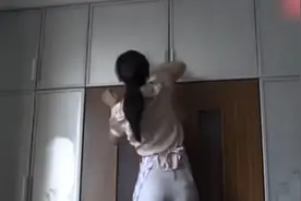 女人结婚十年还未怀孕，哪料打扫卫生看到衣柜被红布遮挡，掀开一视频封面