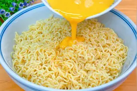 早餐不要买，把鸡蛋倒入方便面中，几分钟解决全家早餐，营养美味