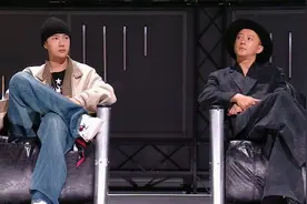 街舞6总决赛，王一博笑容绝了，张艺兴穿搭酷帅，丁程鑫成功追星