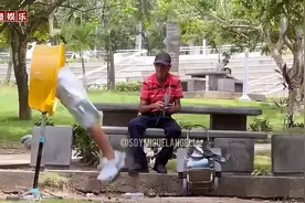 跳了一下人没了，大爷被整得不要不要的视频封面