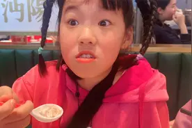 艾米体验坐空轨，放豪言绝不会吓尿，最后吃饭吃出虫子太吓人了视频封面