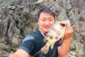 早上起床看见鲤鱼起浮，钓鱼今天必有好运，下河抛第三杆就上斤鳜视频封面